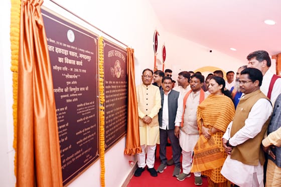 मुख्यमंत्री विष्णु देव साय ने बस्तर दसराहा पसरा के विकास कार्य का किया लोकार्पण मुख्यमंत्री विष्णु देव साय ने बस्तर दसराहा पसरा के विकास कार्य का किया लोकार्पण