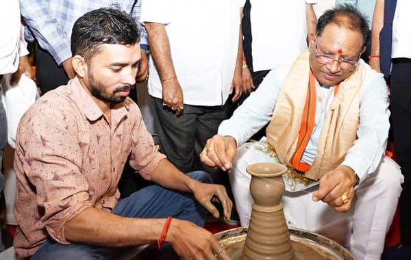 मुख्यमंत्री साय ने चाक पर दिखाई कलाकारी, बनाई मिट्टी की कटोरी