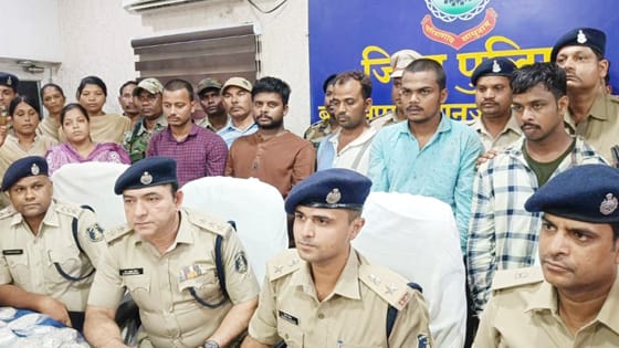 5 करोड़ के जेवरात और 7 लाख कैश लूट मामले में खुलासा; झारखंड के इनामी भाइयों ने मामा-गर्लफ्रेंड संग मिलकर रची साजिश; दिल्ली से पकड़े गए 5 करोड़ के जेवरात और 7 लाख कैश लूट मामले में खुलासा; झारखंड के इनामी भाइयों ने मामा-गर्लफ्रेंड संग मिलकर रची साजिश; दिल्ली से पकड़े गए