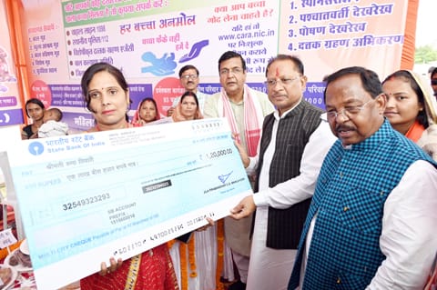 मुख्यमंत्री विष्णुदेव साय ने किया विभागीय स्टालों का अवलोकन, अवलोकन के दौरान हितग्राहियों को सामग्री एवं ऋण राशि चेक का वितरण