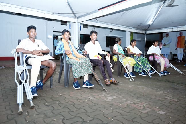 नक्सलियों द्वारा बिछाए आईईडी में पैर गवाने वाले नक्सल पीड़ितों को मिला कृत्रिम पैर का सम्बल नक्सलियों द्वारा बिछाए आईईडी में पैर गवाने वाले नक्सल पीड़ितों को मिला कृत्रिम पैर का सम्बल