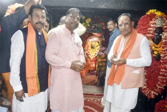 मुख्यमंत्री विष्णु देव साय ने मां दंतेश्वरी की पूजा-अर्चना कर प्रदेशवासियों की खुशहाली की कामना की मुख्यमंत्री विष्णु देव साय ने मां दंतेश्वरी की पूजा-अर्चना कर प्रदेशवासियों की खुशहाली की कामना की