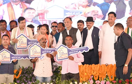 मुख्यमंत्री विष्णु देव साय ने हितग्राहियों को सौंपी प्रधानमंत्री आवास की चाबी