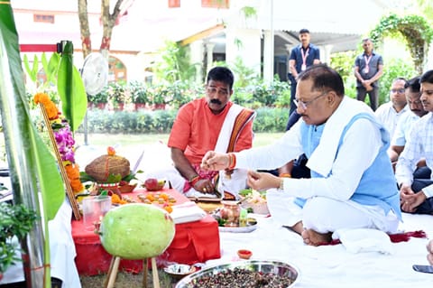 मुख्यमंत्री विष्णु देव साय ने विजयदशमी पर्व के अवसर पर किया शस्त्र पूजन मुख्यमंत्री विष्णु देव साय ने विजयदशमी पर्व के अवसर पर किया शस्त्र पूजन