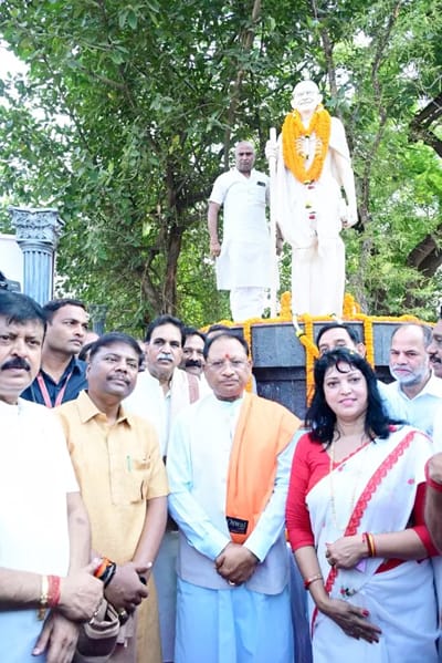 सीएम विष्णुदेव साय ने राष्ट्रपिता महात्मा गांधी की प्रतिमा पर किया माल्यार्पण
