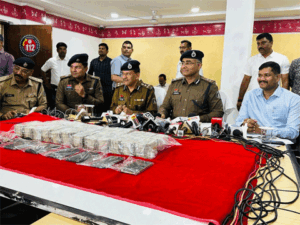 पुलिस ने 30 घंटे में 60 लाख की डकैती का किया खुलासा, 6 महीने पहले कैसे बनी थी योजना 60 lakh