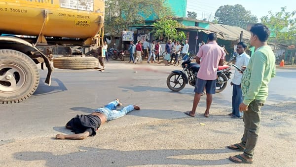 माजदा से टकराई स्कूटी, युवक का सिर धड़ से हुआ अलग