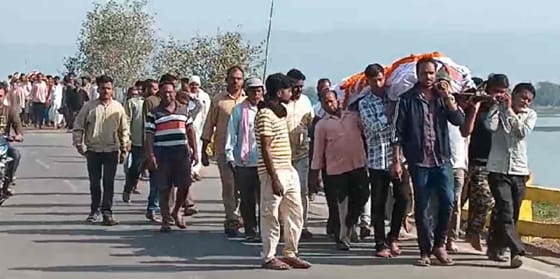 बस-बोलेरो हादसा; कोरबा में एक साथ उठी 10 लोगों की अर्थी, मृतक के परिवार को एक-एक लाख की सहायता राशि देने की घोषणा बस-बोलेरो हादसा; कोरबा में एक साथ उठी 10 लोगों की अर्थी, मृतक के परिवार को एक-एक लाख की सहायता राशि देने की घोषणा