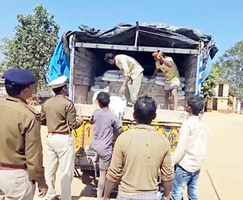 जशपुर में सीमेंट की बोरियों के नीचे डेढ़ करोड़ की शराब पकड़ाई