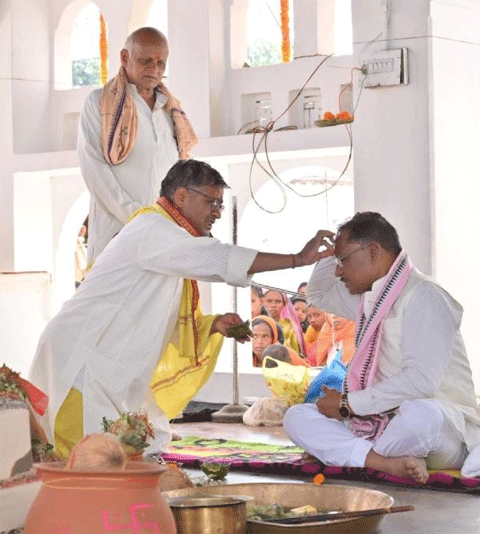 ग्राम गहिरा में श्री विष्णु महायज्ञ में शामिल हुए CM साय: सामूहिक विवाह में नवविवाहितों को दिया आशीर्वाद, सनातन धर्म के उत्थान और सामाजिक जागरूकता में गहिरा गुरु संत समाज के योगदान को सराहा
