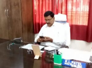 एक लाख रुपए रिश्वत लेते जिला शिक्षा अधिकारी को एसीबी ने पकड़ा, इसी महीने रिटायर होने वाले थे डीईओ rl patel