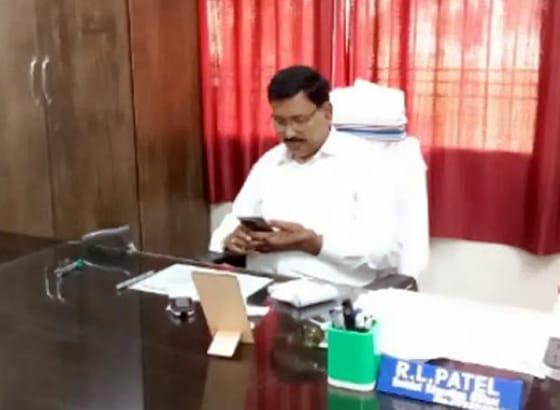एक लाख रुपए रिश्वत लेते जिला शिक्षा अधिकारी को एसीबी ने पकड़ा, इसी महीने रिटायर होने वाले थे डीईओ