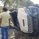 तेज रफ्तार स्कॉर्पियो अनियंत्रित होकर सड़क किनारे पलटी, 4 युवक घायल, मतदान करने जा रहे थे सभी