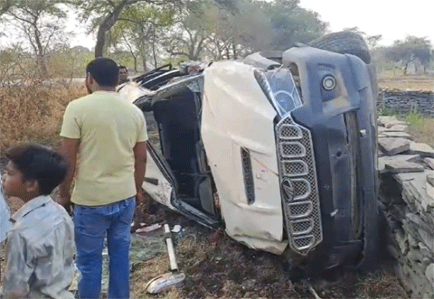 तेज रफ्तार स्कॉर्पियो अनियंत्रित होकर सड़क किनारे पलटी, 4 युवक घायल, मतदान करने जा रहे थे सभी