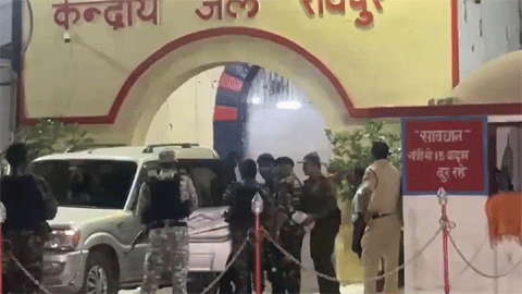 कुख्यात गैंगस्टर अमन साव को रायपुर से झारखंड ले गई पुलिस, रांची में दिनदहाड़े बदमाश कोयला कारोबारी को गोली मारकर फरार कुख्यात गैंगस्टर अमन साव को रायपुर से झारखंड ले गई पुलिस, रांची में दिनदहाड़े बदमाश कोयला कारोबारी को गोली मारकर फरार