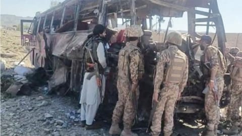 आतंकी हमले से दहला पाकिस्तान, सुरक्षा बलों की कई बसों में भीषण ब्लास्ट; 90 सैनिकों की मौत आतंकी हमले से दहला पाकिस्तान, सुरक्षा बलों की कई बसों में भीषण ब्लास्ट; 90 सैनिकों की मौत