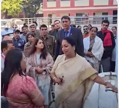 दिल्ली मुख्यमंत्री रेखा गुप्ता अब अचानक स्कूल में छापा मार लगा दी मैडम की क्लास