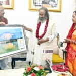 मुख्यमंत्री विष्णुदेव साय ने आध्यात्मिक गुरु श्री श्री रविशंकर से लिया आशीर्वाद