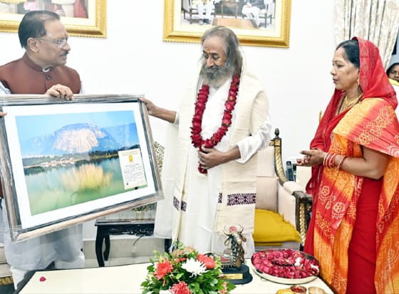 मुख्यमंत्री विष्णुदेव साय ने आध्यात्मिक गुरु श्री श्री रविशंकर से लिया आशीर्वाद