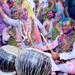 मुख्यमंत्री ने बजाया नगाड़ा, रंगों के उल्लास में झूमे पत्रकार मुख्यमंत्री ने बजाया नगाड़ा, रंगों के उल्लास में झूमे पत्रकार