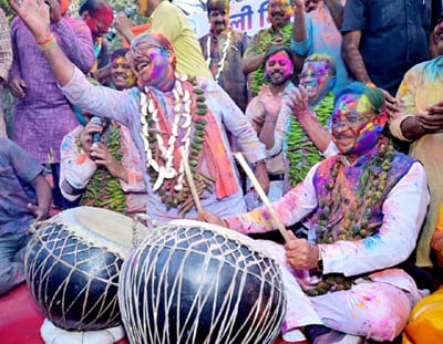 मुख्यमंत्री ने बजाया नगाड़ा, रंगों के उल्लास में झूमे पत्रकार