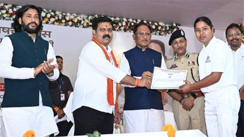 मुख्यमंत्री विष्णुदेव साय ने उप निरीक्षक संवर्ग के 840 चयनित अभ्यर्थियों को नियुक्ति पत्र, कहा- पुलिस केवल कानून-व्यवस्था का नहीं, बल्कि जनता के विश्वास और सुरक्षा का भी प्रतीक मुख्यमंत्री विष्णुदेव साय ने उप निरीक्षक संवर्ग के 840 चयनित अभ्यर्थियों को नियुक्ति पत्र, कहा- पुलिस केवल कानून-व्यवस्था का नहीं, बल्कि जनता के विश्वास और सुरक्षा का भी प्रतीक