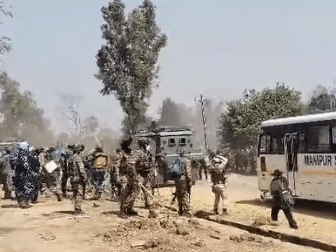 मणिपुर में फ्री ट्रैफिक मूवमेंट के पहले दिन हिंसा:1 की मौत, 25 घायल; कुकी समुदाय के लोगों ने बसें रोकीं, सुरक्षाबलों ने आंसू गैस छोड़ी