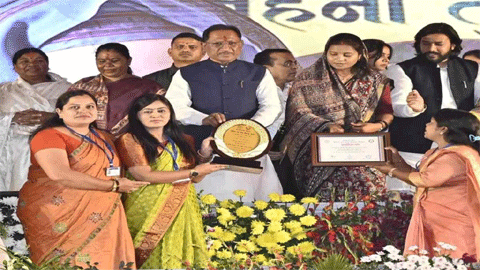 वृहद महतारी वंदन सम्मेलन : सीएम साय ने कहा –महिला सशक्तिकरण के प्रति हमारी सरकार पूरी तरह प्रतिबद्ध: समाज की प्रगति के लिए महिलाओं का सशक्तिकरण आवश्यक 