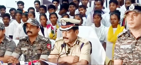 छत्तीसगढ़ के 64 नक्सलियों ने तेलंगाना पुलिस के समक्ष किया आत्मसमर्पण छत्तीसगढ़ के 64 नक्सलियों ने तेलंगाना पुलिस के समक्ष किया आत्मसमर्पण