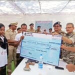 महिला नक्सलियों समेत 3 माओवादियों ने हथियार के साथ किया आत्मसमर्पण