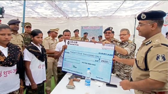 महिला नक्सलियों समेत 3 माओवादियों ने हथियार के साथ किया आत्मसमर्पण