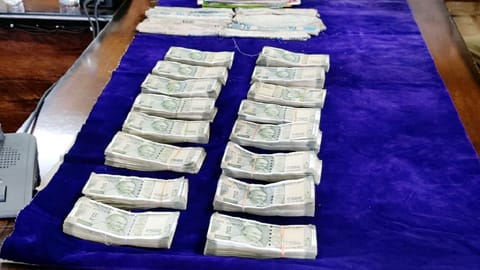 नक्सलियों का जमीन में छुपाया गया 8 लाख कैश और हथियारों समेत नक्सल साहित्य बरामद