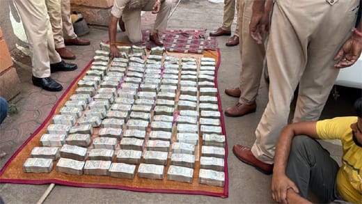 इनोवा कार से 4 करोड़ 52 लाख रुपए जब्त इनोवा कार से 4 करोड़ 52 लाख रुपए जब्त