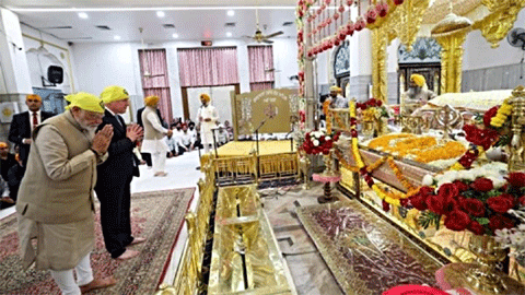 न्यूजीलैंड के प्रधानमंत्री के साथ गुरुद्वारा रकाब गंज साहिब पहुंचे मोदी, भेंट किया रुमाला साहिब