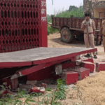 टैक्ट्रर के टकराने से मंदिर की छत बच्चों और पिता ऊपर गिरी, 3 बच्चों की मौत