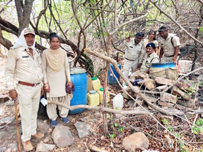 आबकारी टीम की अवैध महुआ शराब पर रोक लगाने हेतु बड़ी कार्यवाही