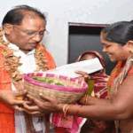 पहाड़ी कोरवा के पीएम जनमन आवास में पहुंचे सीएम साय, परिवार ने सरई फूल की माला से किया स्वागत, भेंट की छिंद की चटाई, रागी, कुटकी और कटहल