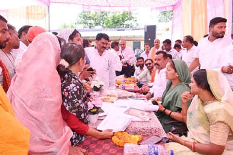 कैबिनेट मंत्री श्रीमती लक्ष्मी राजवाड़े की जन चौपाल : योजनाओं की जानकारी, समस्याओं का समाधान और अधिकारियों को फटकार... कैबिनेट मंत्री श्रीमती लक्ष्मी राजवाड़े की जन चौपाल : योजनाओं की जानकारी, समस्याओं का समाधान और अधिकारियों को फटकार…