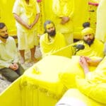 प्रेमानंद महाराज से आशीर्वाद लेने पहुंचे विराट-अनुष्का
