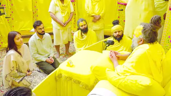 प्रेमानंद महाराज से आशीर्वाद लेने पहुंचे विराट-अनुष्का