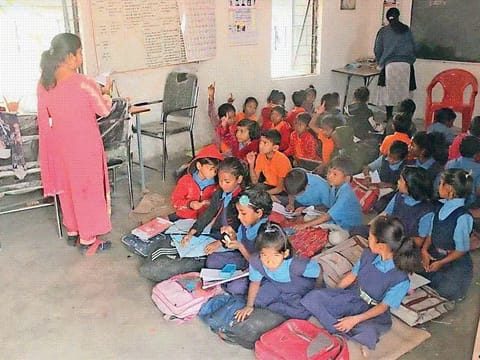 10 हजार सरकारी स्कूलों को मर्ज करने का आदेश 10 हजार सरकारी स्कूलों को मर्ज करने का आदेश