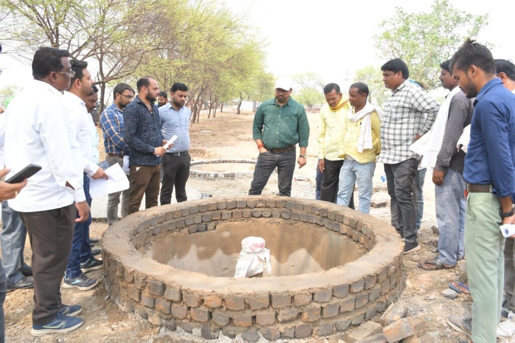 ‘मोर गाँव, मोर पानी महाअभियान’ कलेक्टर ने किया जल सरंक्षण कार्याें का निरीक्षण, सूखे बोरेवेल्स में किया जा रहा है रिचार्ज पिट का निर्माण