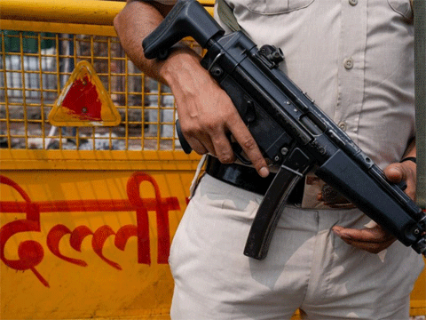 दिल्ली पुलिस की दोहरी कार्रवाई: अमेरिकी नागरिक से लूट करने वाले दो बदमाश घायल, तीन वाहन चोर गिरफ्तार दिल्ली पुलिस की दोहरी कार्रवाई: अमेरिकी नागरिक से लूट करने वाले दो बदमाश घायल, तीन वाहन चोर गिरफ्तार