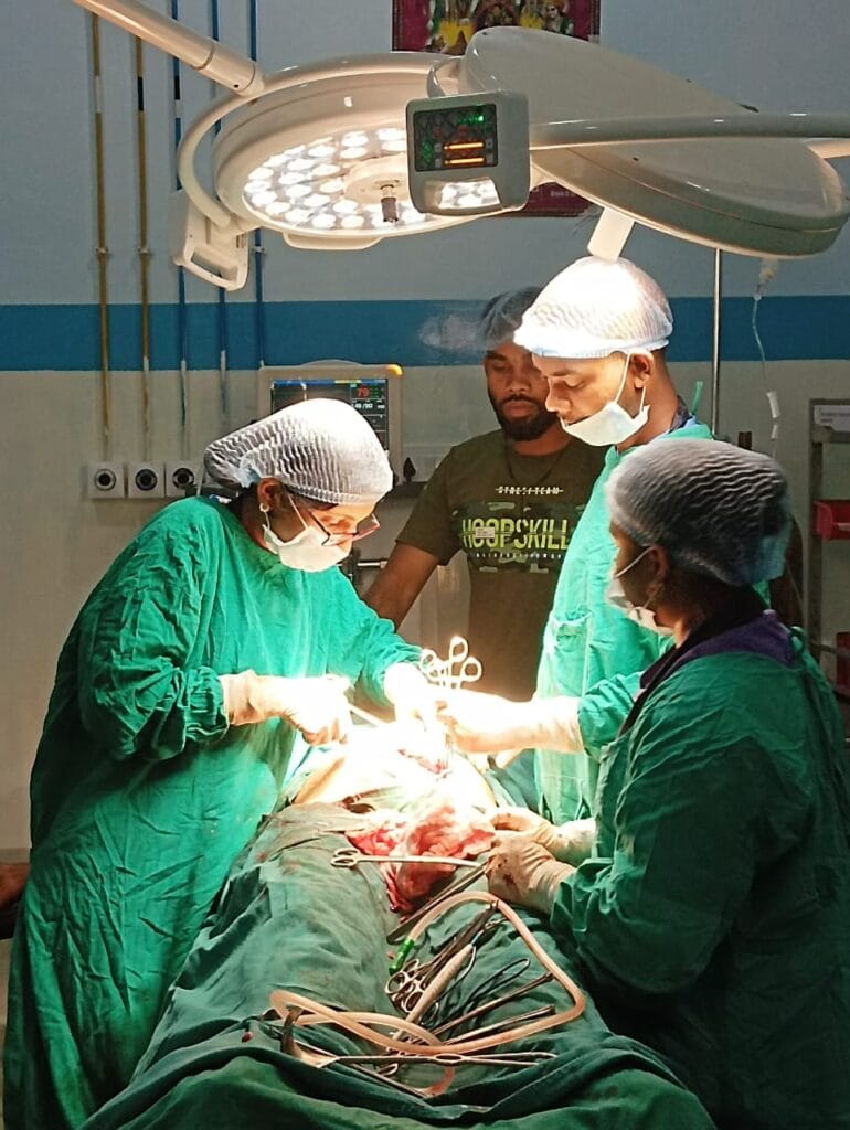 श्री ए. जी. हॉस्पिटल महिला के पेट से 4 किलो का ट्यूमर निकला गया