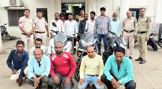 तालाब किनारे जुआ खेल रहे 14 जुआरियो को सकरी पुलिस ने दबोचा, आरोपियों से 9700 नगद व 3 दुपहिया जब्त 