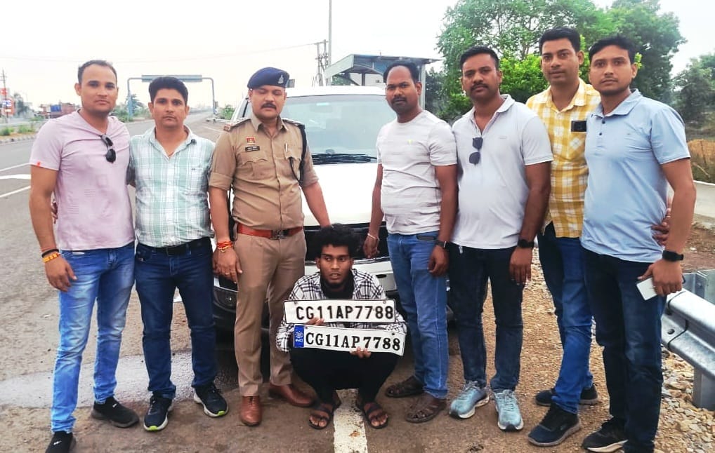 नौकर ही निकला चोर, मालिक के घर से चाबी निकाल कर पार्किंग में खडे कार को किया पार
