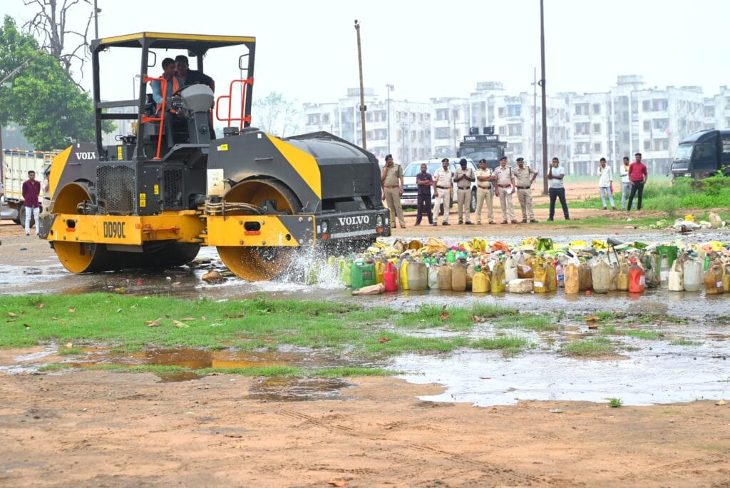 पुलिस ने 10 हजार लीटर शराब किया नष्ट, 1866 प्रकरणों में जप्त की गई थी मदिरा