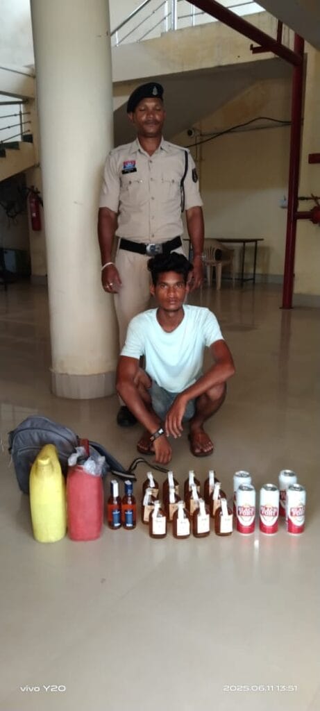 जशपुर पुलिस ने पकड़ा 14 लीटर से अधिक अवैध देसी कच्चा महुआ व अंग्रेजी शराब