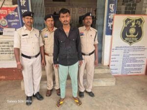 युवती के गुप्तांग को सिगरेट से दागने वाला मोस्ट वांटेड फरार आरोपी रितेश प्रताप सिंह को पकड़ने में जशपुर पुलिस को बड़ी सफलता मिली sigret