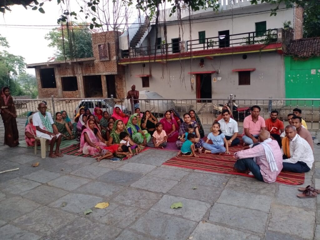 शिक्षक युक्तियुक्तकरण के खिलाफ देवरहा के ग्रामीणों ने जताया विरोध
